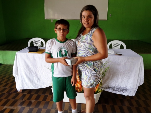 Alunos recebem celular por excelência em notas - Imagem 1