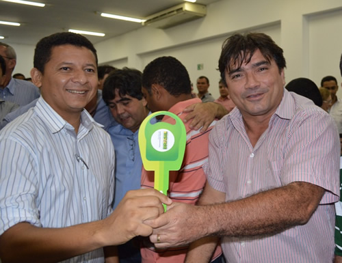 Prefeito de Porto Manin Geronço recebe caminhão pipa em Teresina