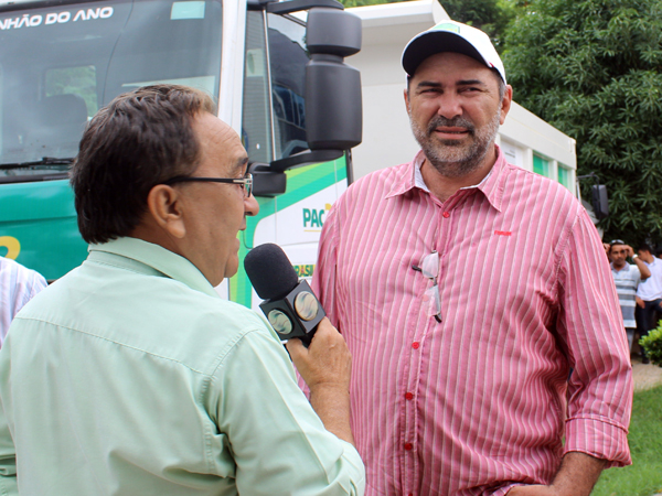 Prefeito Zé Neci recebe caminhão pipa em solenidade na APPM