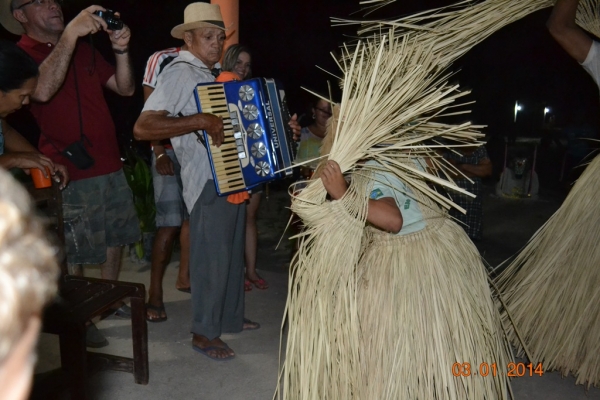 Grupo de Reisado do Boi Memória faz peregrinação no bairro Mato Seco. - Imagem 41