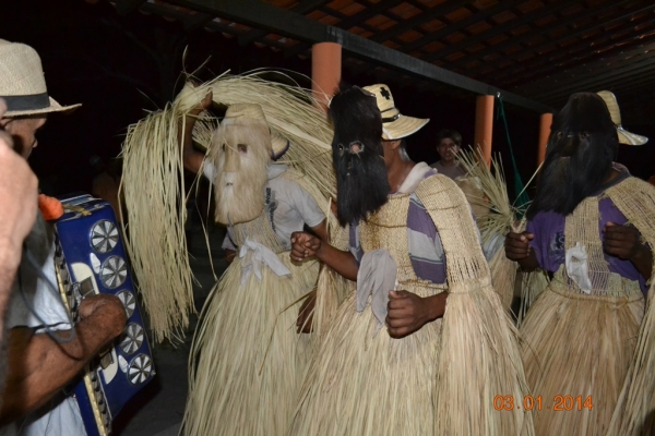 Grupo de Reisado do Boi Memória faz peregrinação no bairro Mato Seco. - Imagem 35