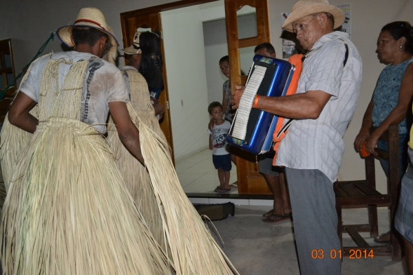 Grupo de Reisado do Boi Memória faz peregrinação no bairro Mato Seco. - Imagem 46
