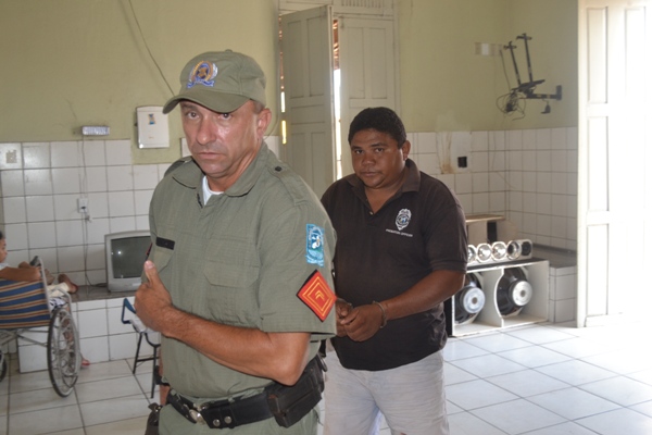 Trabalhador rural tenta matar esposa com uma faca por ciúmes