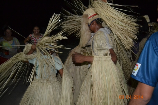 Grupo de Reisado do Boi Memória faz peregrinação no bairro Mato Seco. - Imagem 33