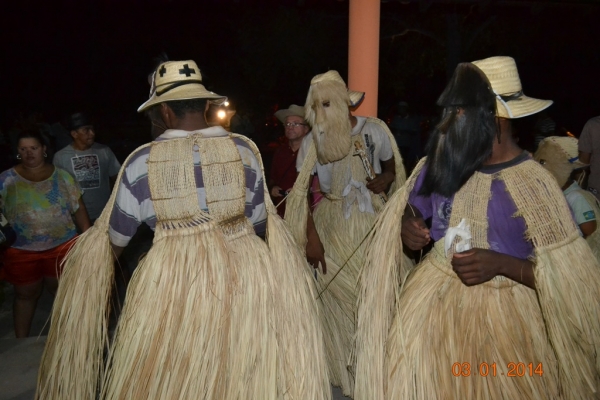 Grupo de Reisado do Boi Memória faz peregrinação no bairro Mato Seco. - Imagem 54
