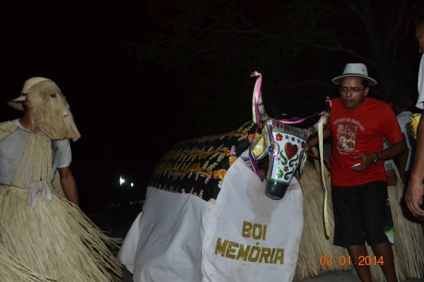 Grupo de Reisado do Boi Memória faz peregrinação no bairro Mato Seco. - Imagem 2