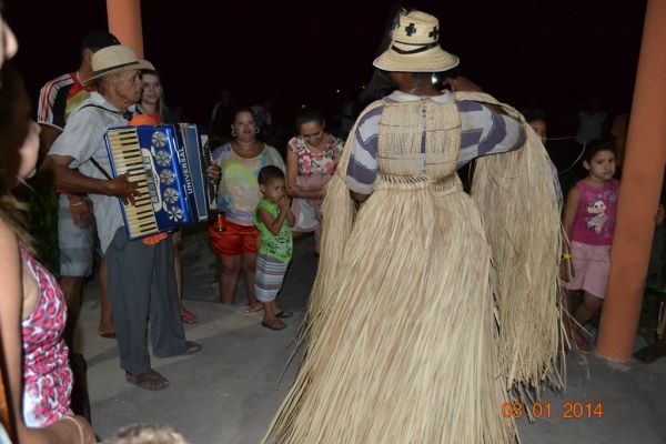 Grupo de Reisado do Boi Memória faz peregrinação no bairro Mato Seco. - Imagem 37