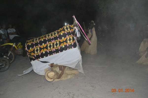 Grupo de Reisado do Boi Memória faz peregrinação no bairro Mato Seco. - Imagem 12