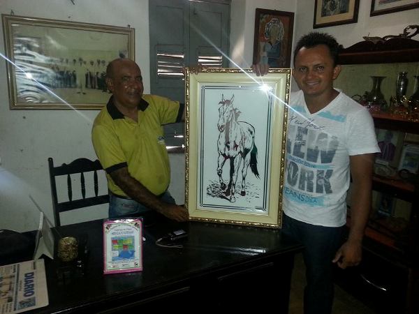 Artista plástico presenteia Secretaria de Cultura com obra de arte