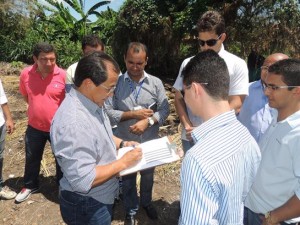 Iniciada a limpeza do terreno para construção de quadra poliesportiva no bairro Nova Brasília