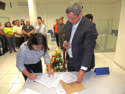 Prefeita Neuma Café assina ordens de serviços para construções de obras