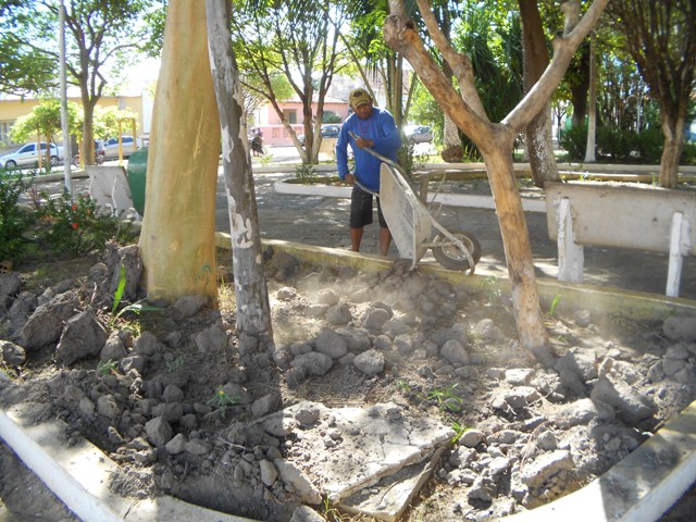 Praça de Esperantina recebe melhorias e limpeza antes do Festejo de São Sebastião