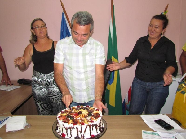Funcionários parabenizam prefeito pela passagem de seu aniversário - Imagem 9