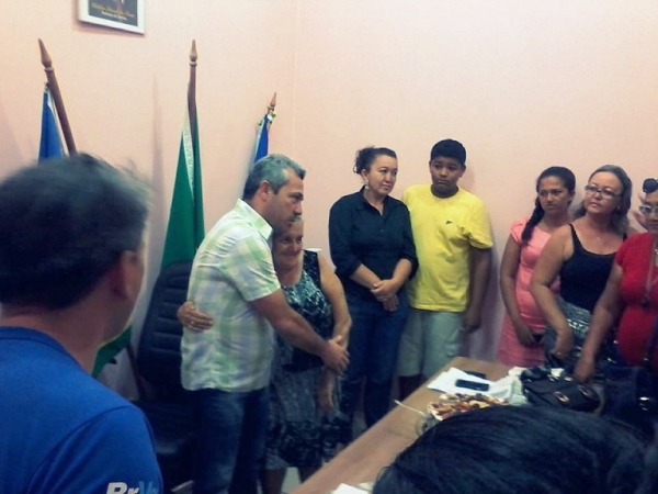 Funcionários parabenizam prefeito pela passagem de seu aniversário - Imagem 12