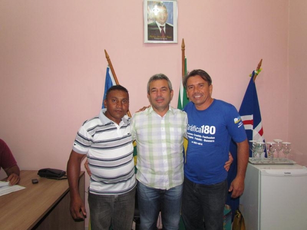 Funcionários parabenizam prefeito pela passagem de seu aniversário - Imagem 3