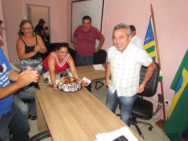 Funcionários parabenizam prefeito pela passagem de seu aniversário - Imagem 11