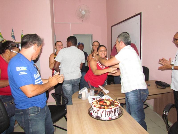 Funcionários parabenizam prefeito pela passagem de seu aniversário - Imagem 6