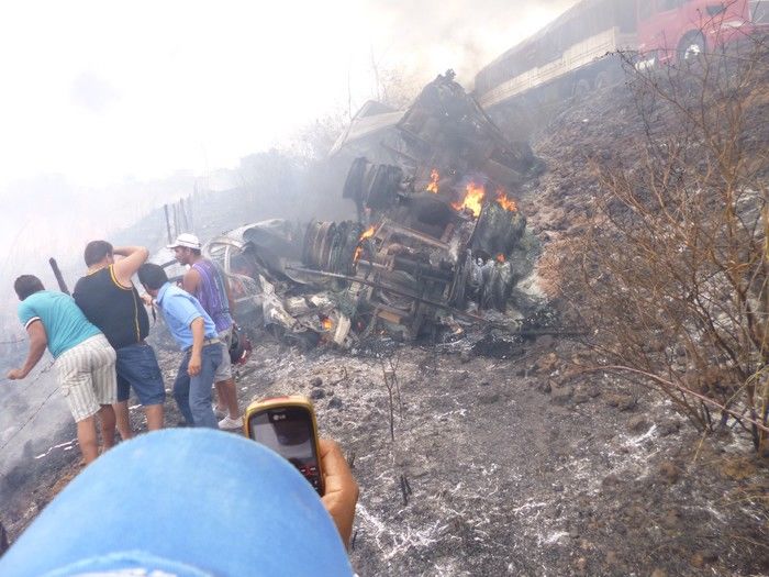 ACIDENTE ENTRE UMA CARRETA E UM SIENA NA BR 316,ENTRE AS CIDADES DE DEMERVAL LOBÃO E LAGOA DO PIAUÍ., - Imagem 5