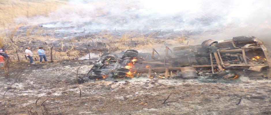 ACIDENTE ENTRE UMA CARRETA E UM SIENA NA BR 316,ENTRE AS CIDADES DE DEMERVAL LOBÃO E LAGOA DO PIAUÍ.,
