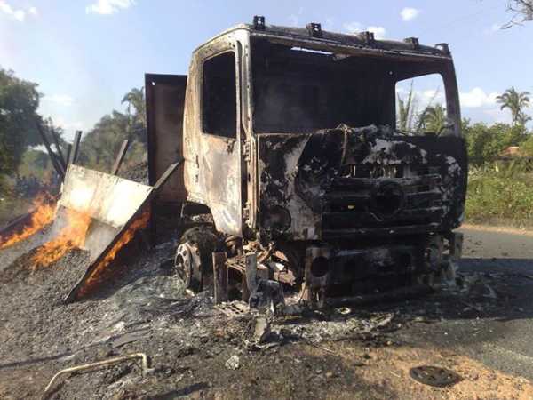 Caminhão carregado de coco babaçu pega fogo - Imagem 2