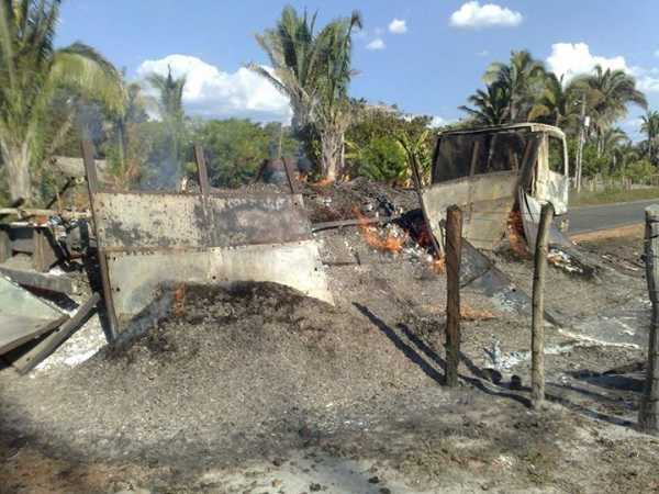 Caminhão carregado de coco babaçu pega fogo - Imagem 3