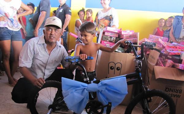 Prefeito Tintin faz festa para crianças distribuindo 1500 presentes  - Imagem 1