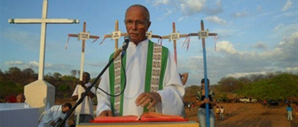 Padre arrecada e doa mais de R$100 mil para famílias atingidas pela Transnordestina