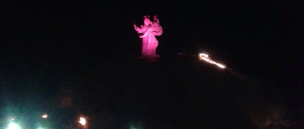 Imagem de Nossa Senhora da Vitória recebe iluminação especial para o Outubro Rosa em Oeiras