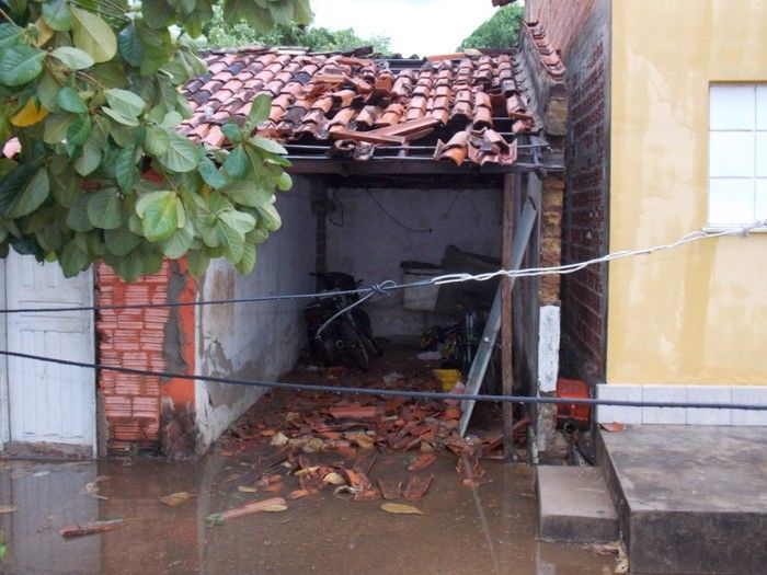 Chuva com ventania provoca danos em diversos pontos da cidade - Imagem 23