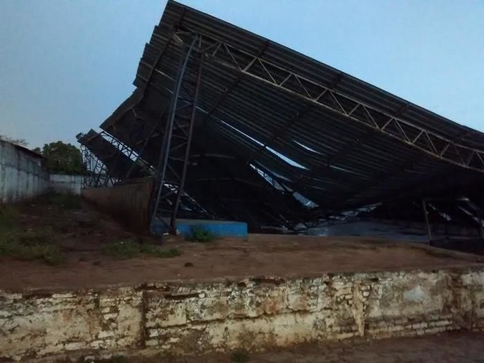 Ginásio poliesportivo de Barro Duro cai apos temporal e forte vendo - Imagem 2