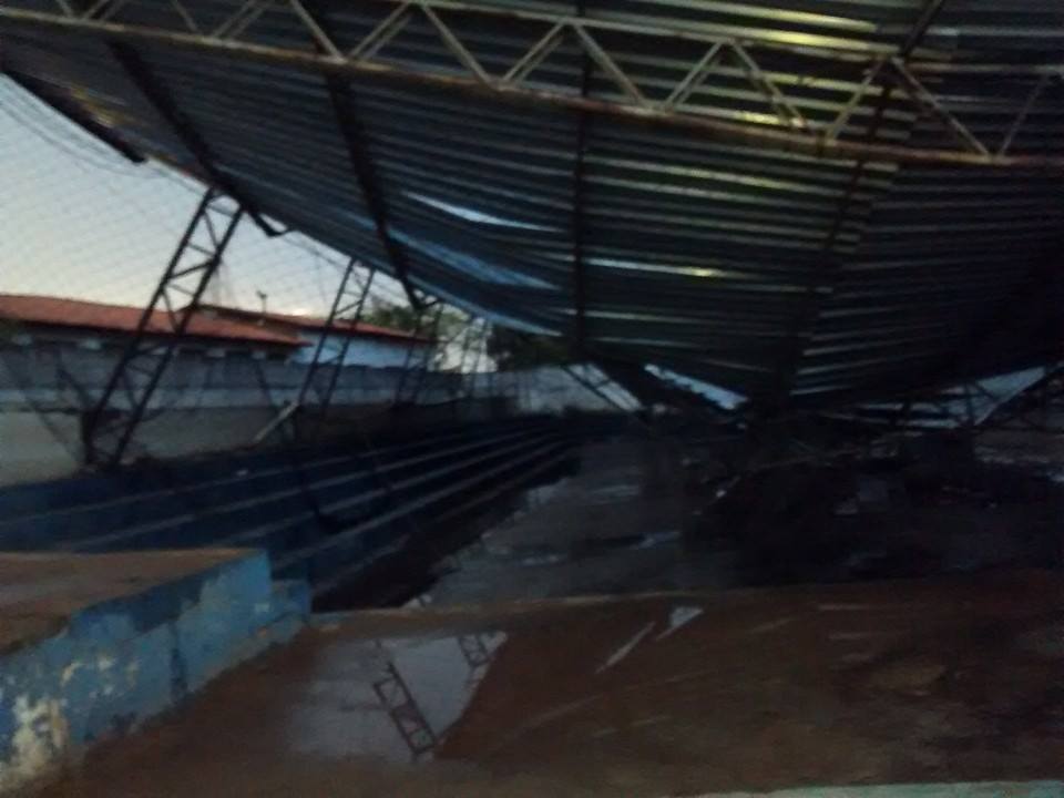 Ginásio poliesportivo de Barro Duro cai apos temporal e forte vendo