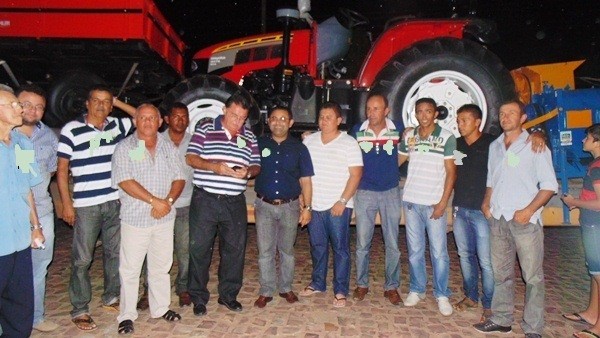 Prefeito de Santo Inácio recebe trator para o município - Imagem 4