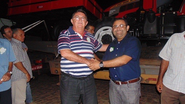 Prefeito de Santo Inácio recebe trator para o município - Imagem 6