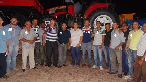 Prefeito de Santo Inácio recebe trator para o município - Imagem 5