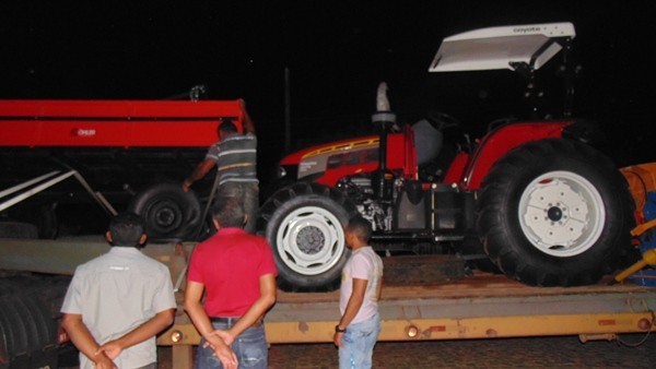 Prefeito de Santo Inácio recebe trator para o município - Imagem 3