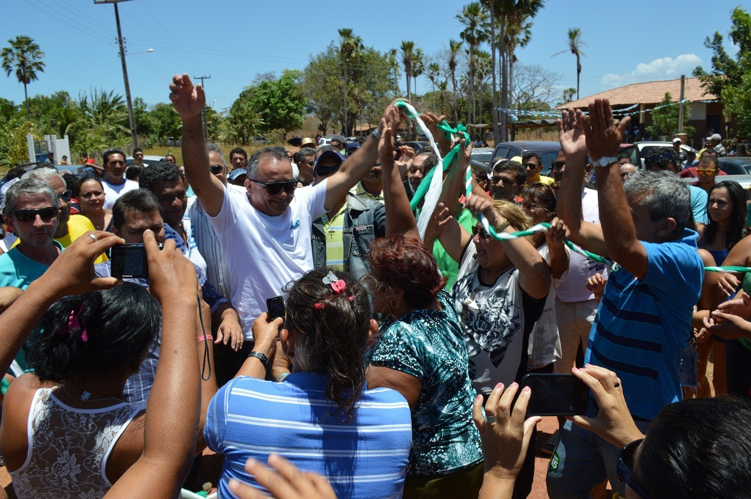 Prefeito Bernildo Val inaugura estrada com grande festa na zona rural de Buriti dos Lopes