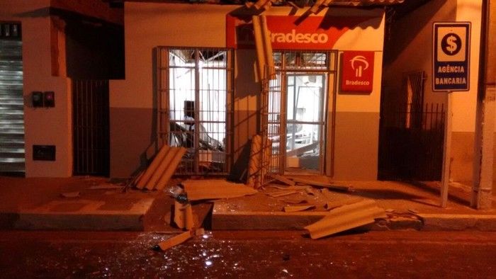 Quadrilha Explode e Leva Caixa Eletrônico da Agência do Banco Bradesco  de São Félix do Piaui         - Imagem 1