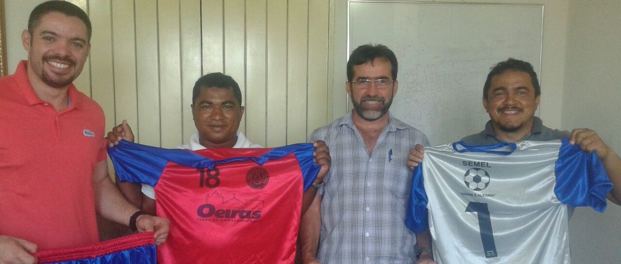 Prefeito Lukano Sá entrega kits esportivos para times de futebol de Oeiras