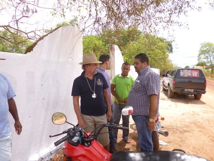 Prefeito acompanha limpeza nos cemitérios - Imagem 5