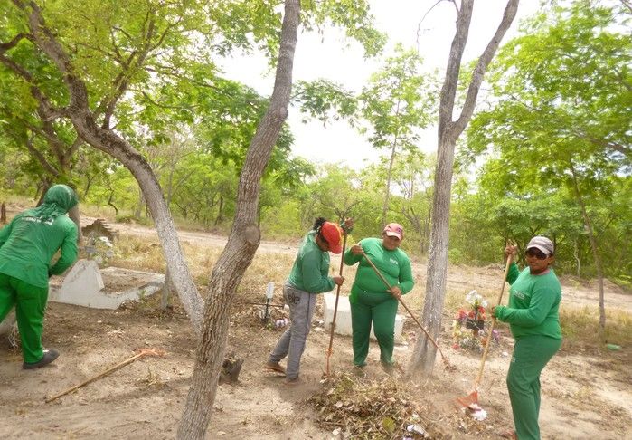 Prefeito acompanha limpeza nos cemitérios - Imagem 4