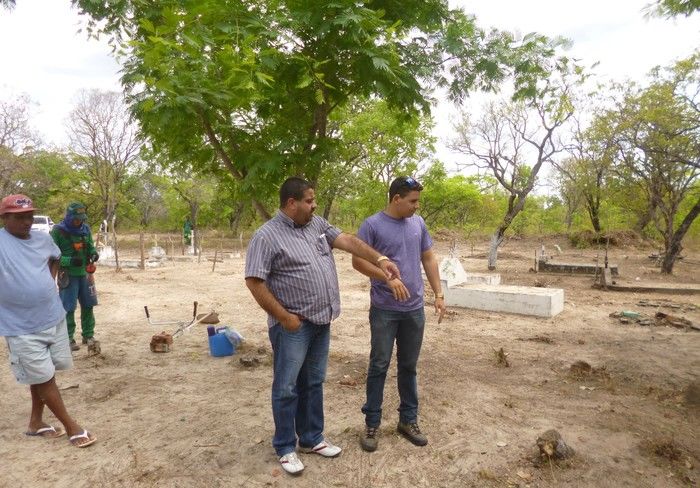 Prefeito acompanha limpeza nos cemitérios - Imagem 1