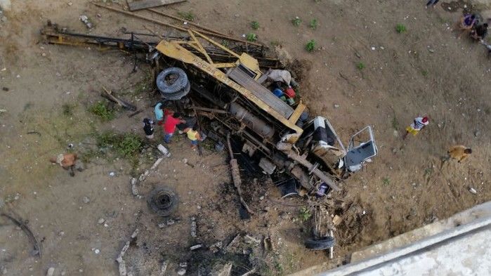 Motorista de Caminhão perde controle e veículo cai de uma ponte de 15 metros - Imagem 1