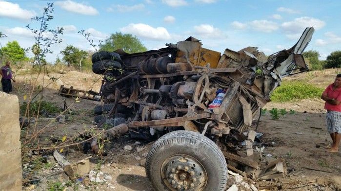 Motorista de Caminhão perde controle e veículo cai de uma ponte de 15 metros - Imagem 2