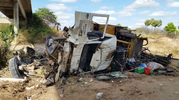 Motorista de Caminhão perde controle e veículo cai de uma ponte de 15 metros - Imagem 3