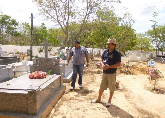 Prefeito acompanha limpeza nos cemitérios - Imagem 2