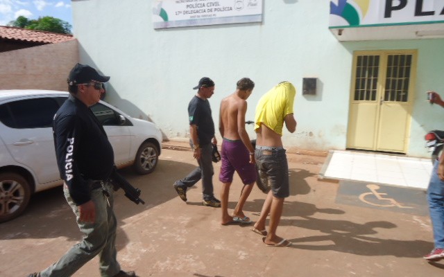 Polícia recupera moto roubada e captura dois acusados durante operação - Imagem 1