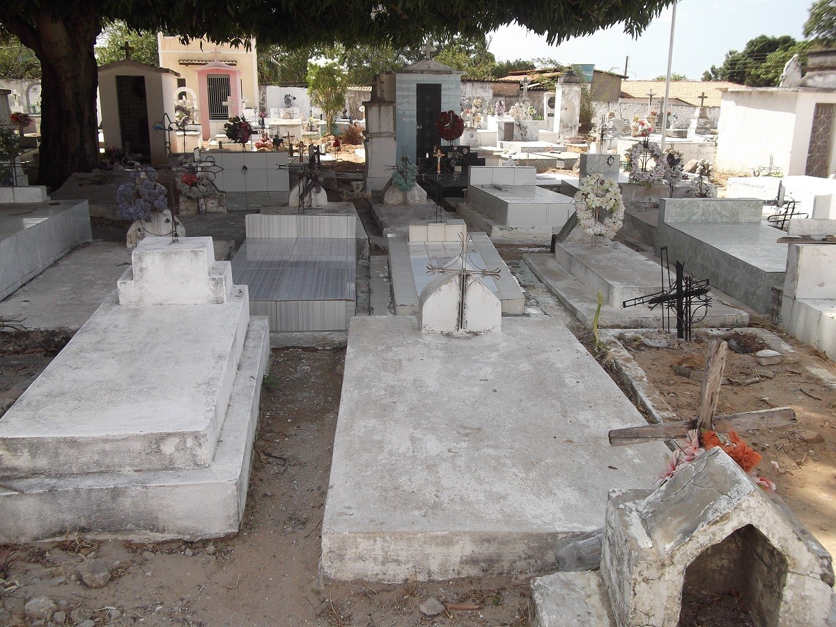 Prefeitura de Buriti dos Lopes faz limpeza em cemitérios para o Dia de Finados