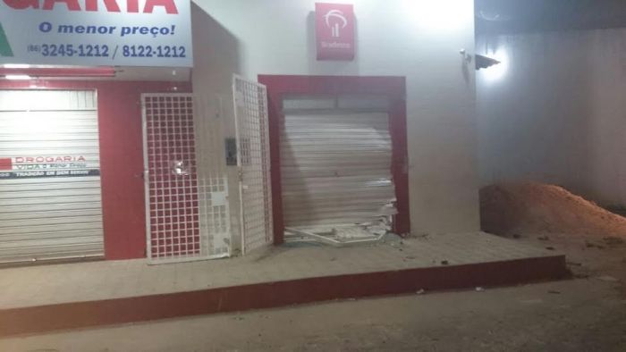 Bandidos explodem Bradesco de N. S. dos Remédios - Imagem 3