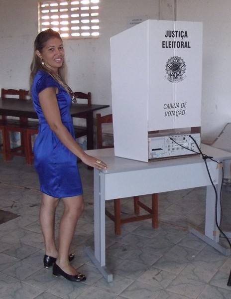 Prefeito Valkir Nunes acompanhado pela sua esposa vão à urna para votação - Imagem 2