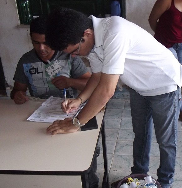 Prefeito Valkir Nunes acompanhado pela sua esposa vão à urna para votação - Imagem 3